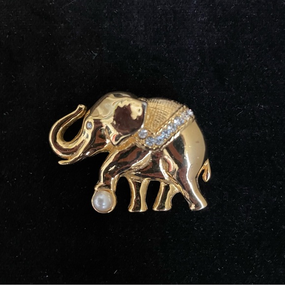 Decorative Women’s Elephant Brooch - Picture 1 of 3
